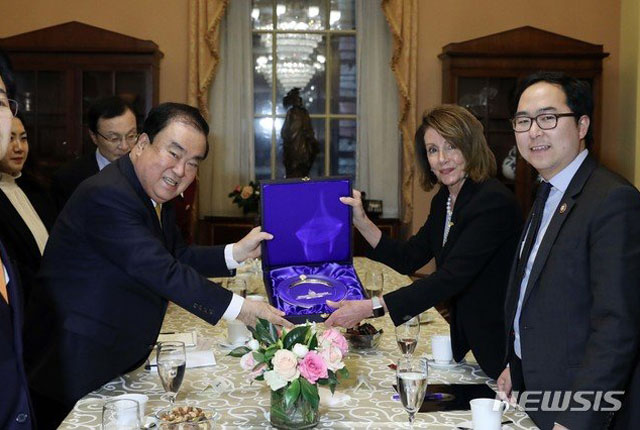 ▲ 낸시 펠로시 미 하원의장에게 선물을 받는 문희상 국회의장. 펠로시 의장 옆이 앤디 김 하원의원이다. ⓒ뉴시스. 무단전재 및 재배포 금지.