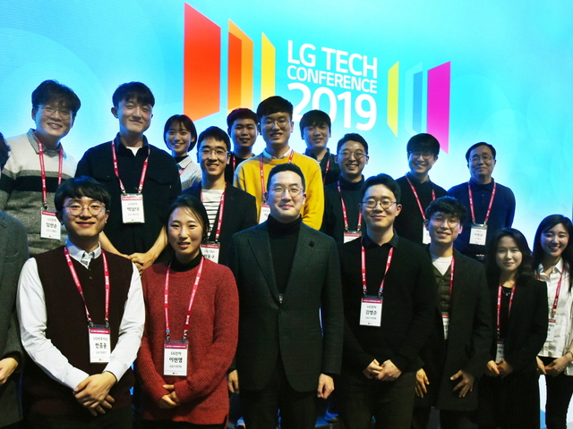 13일 오후 서울 강서구 마곡 LG사이언스파크에서 열린 'LG 테크 컨퍼런스'에서 구광모 (주)LG 대표가 초청 인재들과 함께 기념사진 촬영을 하고 있다. ⓒLG