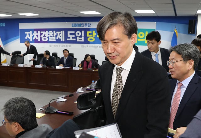 ▲ 14일 오전 서울 여의도 국회 의원회관에서 열린 자치경찰제 도입 당정청 협의에서 조국 민정수석이 모두발언 후 자리로 이동하고 있다. ⓒ뉴시스