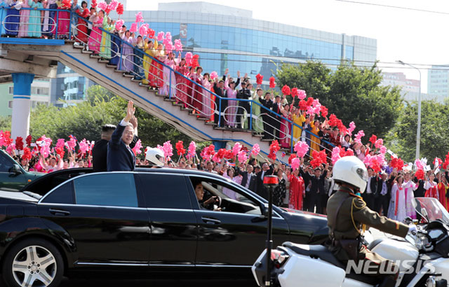▲ 지난해 9월 18일 평양을 찾은 문재인 대통령을 환영하는 북한 주민들. 김정은이 서울에 오면 저런 환영인파를 동원하는 것은 사실상 불가능하다. ⓒ뉴시스. 무단전재 및 재배포 금지.