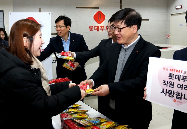 ▲ 롯데푸드 조경수 대표이사(오른쪽)를 비롯한 임원들이 출근길 직원들에게 간식꾸러미를 나눠주며 ‘초코 있데이’ 이벤트를 진행하고 있다. ⓒ롯데푸드