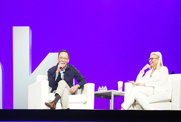 ▲ 현대카드 정태영 부회장(좌)은 미국 현지시각 12일 오후 4시 IBM의 지니 로메티 회장과 함께 미국 샌프란시스코 모스콘 센터에서 6500여명 관객 앞에서, 인공지능(AI)·블록체인·클라우드 등 차세대 IT기술에 관해 약 15분간 대화를 나눴다.ⓒ현대카드