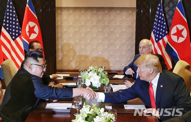 ▲ 지난해 6월 싱가포르 미북 정상회담 당시 악수하는 김정은과 도널드 트럼프 미국 대통령. ⓒ뉴시스. 무단전재 및 재배포 금지.