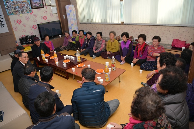 ▲ 월성워전 노경기본부장이 지역주민과 감담회를 하고 있다.ⓒ월성원전