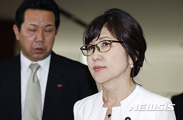 ▲ 2016년 8월 입각했던 이나다 도모미 전 방위상. 그는 일본 정치인 가운데 대표적인 핵무장론자다. 하지만 방위상이 된 이후로는 그런 말을 한 번도 하지 않았다. ⓒ뉴시스 AP. 무단전재 및 재배포 금지.