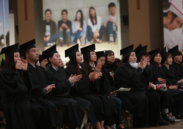 ▲ 14일 열린 학위수여식에서 충청대학교 졸업생들이 학위 수여식에 참석해 박수를 치고 있다.ⓒ충청대