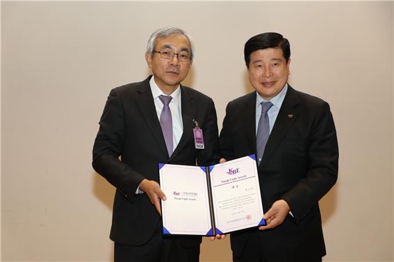 ▲ 에이플러스그룹 곽근호 회장(오른쪽)은 14일 국회의원회관(서울 영등포구)에서 진행된 '2019년 세계뇌전증의 날' 기념식에서 퍼플 라이트 어워즈 대상을 수상 후 한국 뇌전증협회장 김흥동 연대 의대 교수와 기념사진 촬영을 했다.ⓒ에이플러스그룹