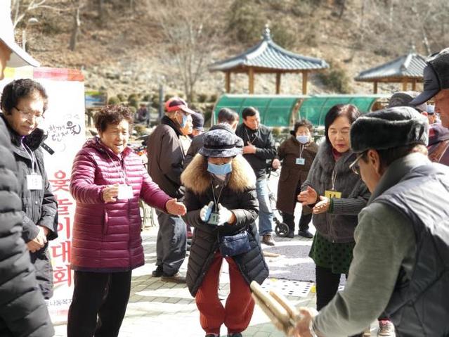 ▲ 충주댐 효나눔복지센터를 이용 하고 있는 노인들이 14일 센터에서 대보름 맞이 윷놀이를 하고 있다.ⓒ효나눔복지센터