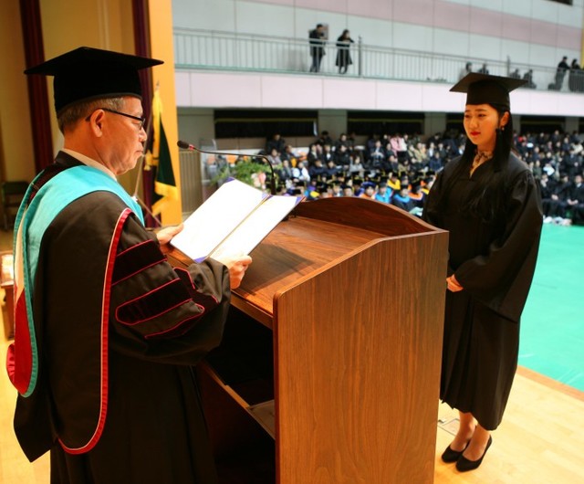 ▲ 조남근 대원대학교 총장(왼쪽)이 졸업자에게 학위를 전달하고 있다.ⓒ대원대