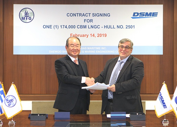 ▲ 정성립 대우조선해양 사장(왼쪽)과 스타브로스 하찌그리고리스 마란가스 사장이 지난 14일 서울 중구 대우조선해양 서울사옥에서 LNG선 건조계약서를 교환하고 있다. ⓒ대우조선
