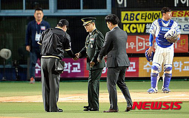 ▲ 2015년 10월 삼성 라이온즈와 두산 베어스 경기에서 시구를 하는 이종명 당시 예비역 대령. ⓒ뉴시스. 무단전재 및 재배포 금지.