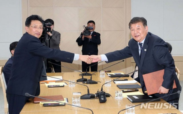 ▲ 지난해 12월 노태강 문화체육관광부 제2차관과 원길우 북한 체육성 부상이 만나 악수를 나누는 모습. 이 회의에서는 2020년 도쿄 올림픽 남북단일팀 구성을 논의했다고 한다. ⓒ뉴시스. 무단전재 및 재배포 금지.