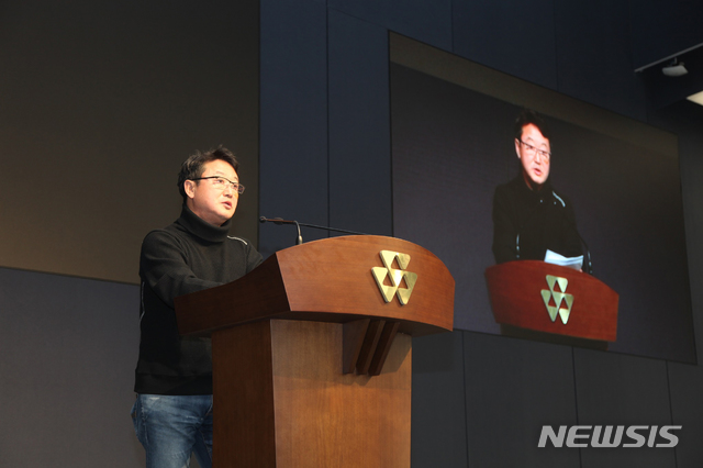 ▲ 지난해 11월 코오롱그룹 이웅열 회장이 자신의 퇴임을 밝히고 있다.ⓒ 뉴시스