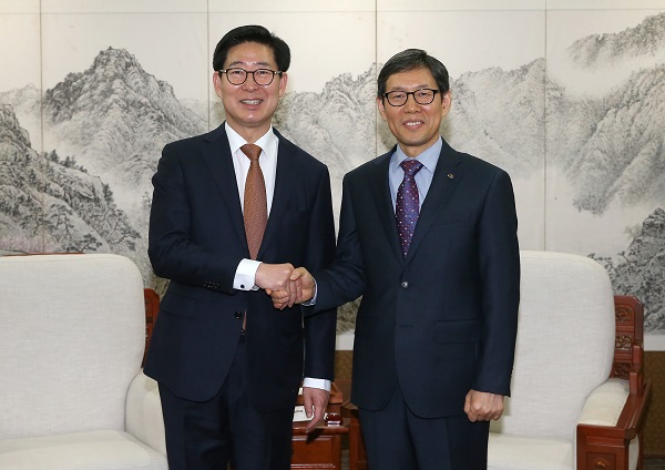 ▲ 김용찬 충남도 행정부지사가 15일 취임에 앞서 양승조 도지사와 함께 기념촬영에 응하고 있다.ⓒ충남도