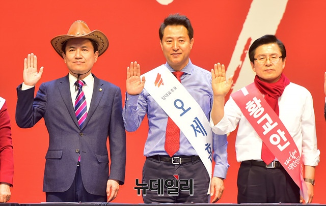 ▲ 14일 대전에서 열린 자유한국당 전당대회 합동연설회. 왼쪽부터 김진태 의원, 오세훈 전 서울시장, 황교안 전 국무총리. ⓒ정상윤 기자