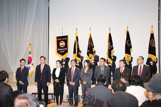 ▲ 대구경북부산울산경남 권역별 포럼을 연합으로 형성한 영남상생포럼에 각 대표들이 참석해 출범을 축하하고 있다.ⓒ뉴데일리