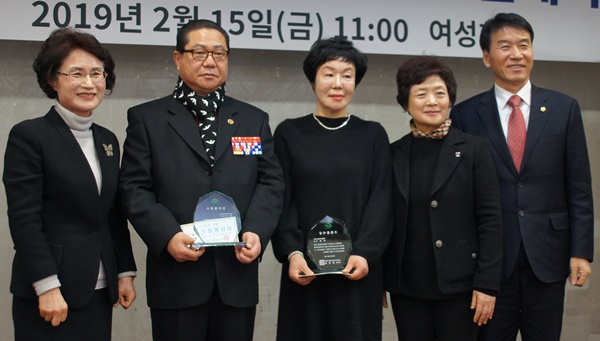 ▲ 2월의 으뜸봉사상 시상자(왼쪽부터 최정옥 센터장, 고창일 특전동지회 대표, 한형수 씨, 김남순 증평군자원봉사센터장, 장천배 증평군의회 의장).ⓒ충북도