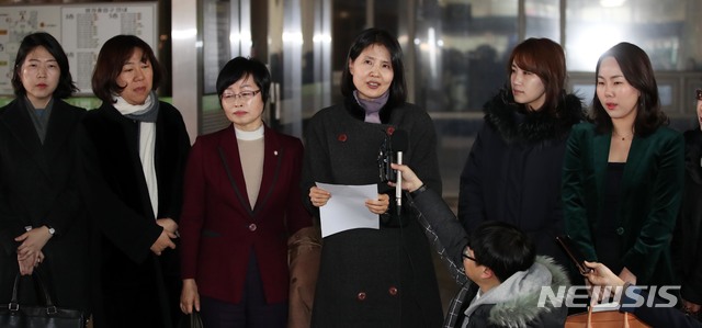 ▲ 취재인 앞에서 발언하는 최영미 시인 ⓒ뉴시스