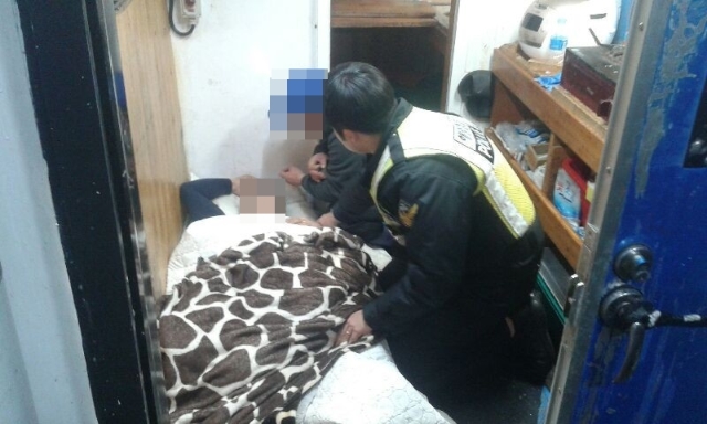 ▲ 환자상태 살펴보는 문성원 경장.ⓒ포항해경