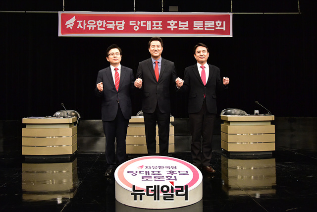 ▲ 15일 OBS에서 열린 자유한국당 당대표 후보 TV토론회.ⓒ사진=공동취재단