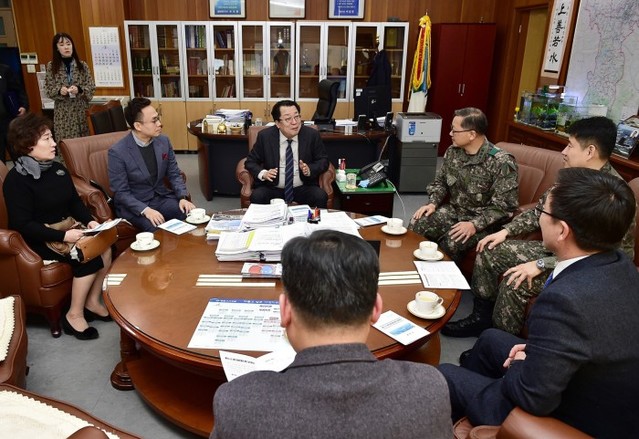 ▲ 이상천 시장(가운데)과 메가박스 제천점, 군부대 관계자가 군인 영화 할인 업무협약에 앞서 이야기를 나누고 있다.ⓒ제천시