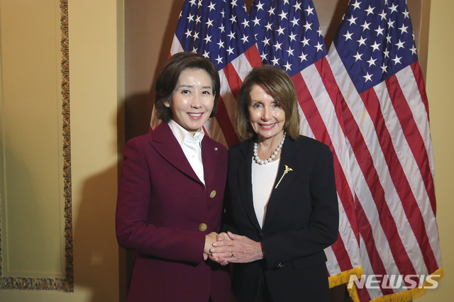 ▲ 미국을 방문중인 나경원 자유한국당 원내대표 12일(현지시각) 미국 국회의사당에서 낸시 펠로시 하원의장과 악수하고 있다. ⓒ뉴시스