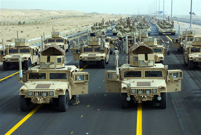 ▲ 2011년 2월 걸프전 20주년 기념행사를 여는 미군과 쿠웨이트군. 미군 병력은 걸프전 이후 급감했다. ⓒ미 국방부 공개사진.