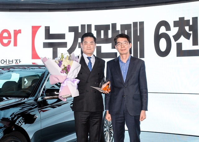 ▲ 그레이트마스터(Great Master)로 임명된 정송주 영업부장(왼쪽)과기아차 국내영업본부장 권혁호 부사장(오른쪽)이 기념 사진을 촬영하고 있다.ⓒ기아자동차