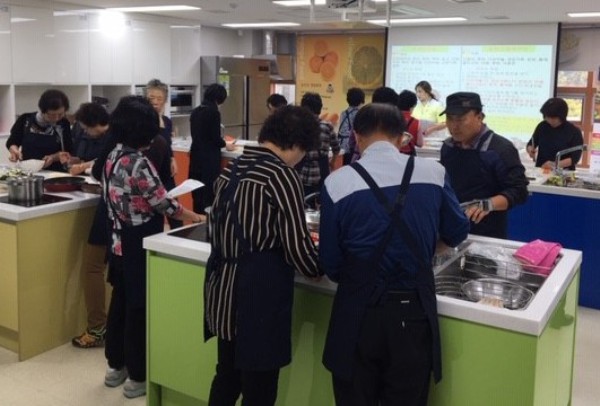 ▲ 당뇨·고혈압예방 조리체험교실에 참여한 시민들이 강사의 지도 아래 건강에 맞는 요리를 만들고 있다.ⓒ제천시보건소