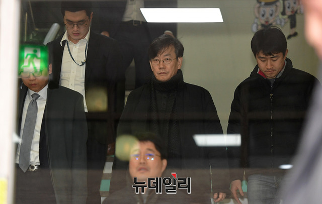 ▲ 손석희 JTBC 대표가 17일 새벽 서울 마포경찰서에서 19시간에 걸쳐 진행된 조사를 마치고 이동하고 있다. ⓒ정상윤 기자