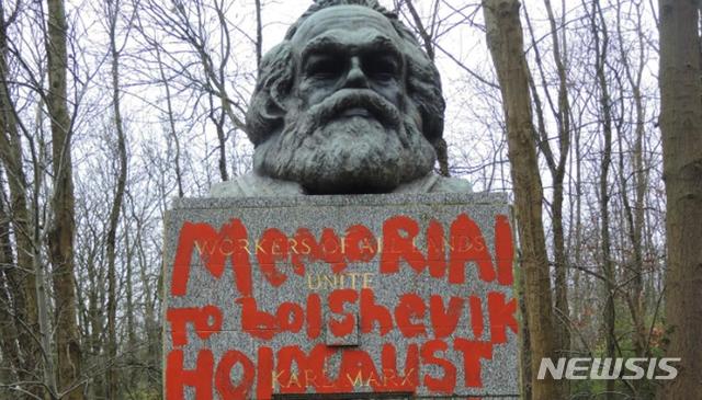 ▲ 붉은 페인트 낙서가 적힌 마르크스 묘ⓒ뉴시스. 무단 전재 및 재배포 금지.