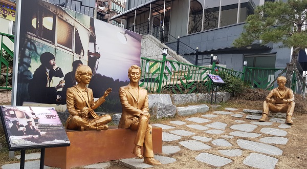 ▲ 충북 청주시 수암골에는 2012년 SBS 인기 드라마  ‘사랑해요 캡틴’에 출연했던 배우 구혜선, 차진희의 동상이 설치돼 있다. 이 드라마는 청주 수암골과 청주대, 청남대 등에서 촬영돼 화재를 모았다.ⓒ김정원 기자