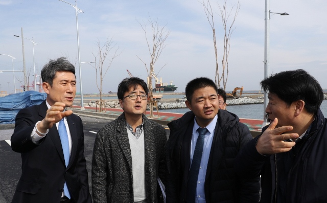 ▲ 이강덕 포항시장이 지난 15일 미국 카니발 크루즈사의 관계자와 함께 포항영일만항 국제여객부두 공사현장을 방문해 대형 크루즈 입항 가능성과 주변 여건을 설명하고 있다.ⓒ포항시