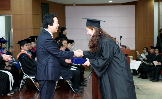 ▲ 영진사이버대가 16일 오전 대구 본교 국제세미나실에서 2018학년도 학위수여식을 개최했다. (사진은 전체수석을 차지한 감미영((상담심리학과)씨가 홍성태 영진교육재단 감사로부터 재단이사장상을 받는 모습)ⓒ영진사이버대