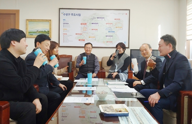 ▲ 홍성주 수성구 부구청장(사진 가운데서 첫 번째)이 플라스틱프리챌린지에 동참하며 직원들과 차를 마시고 있다.ⓒ수성구