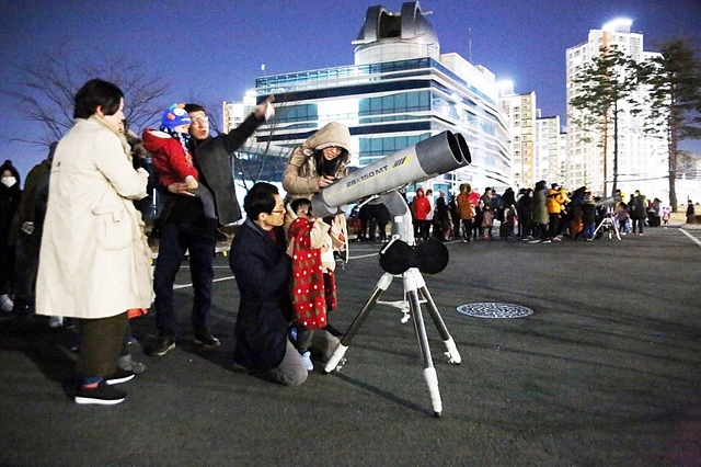 ▲ 국립대구과학관이 19일 정월대보름 맞이 무료 공개관측행사를 진행한다.(사진은 지난 2018 정월대보름 맞이 행사 모습)ⓒ대구시