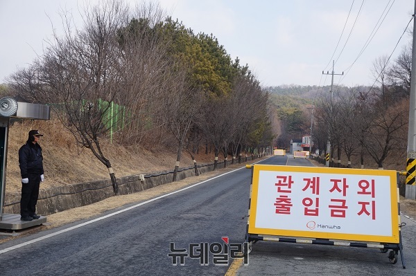 ▲ 지난 14일 폭발사고로 3명이 사망한 대전시 유성구 외삼동 한화 대전공장 정문. 한화 대전공장은 이번 폭발사고로 인해 작업이 전면중단된 가운데 경찰의 압수수색 등 사고원인에 대한 조사가 진행되고 있다.ⓒ김정원 기자