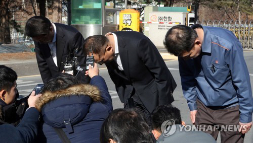 ▲ 옥경석 한화 화약방산부문 대표이사(사진 가운데)와 회사 관계자들이 지난 14일 폭발사고로 3명이 사망한 대전공장 정문에서 기자회견을 하며 숨진 직원들과 유가족에게 애도의 뜻을 전하고 있다.ⓒ연합뉴스