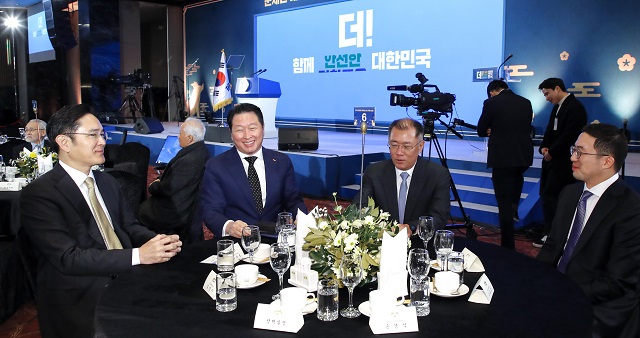 ▲ 이재용 삼성전자 부회장(왼쪽부터)과 최태원 SK 회장, 정의선 현대차 수석부회장, 구광모 LG 회장이 지난달 2일 서울 여의도 중소기업중앙회에서 열린 ‘2019 신년회’에서 대화를 나누고 있다. ⓒ연합뉴스