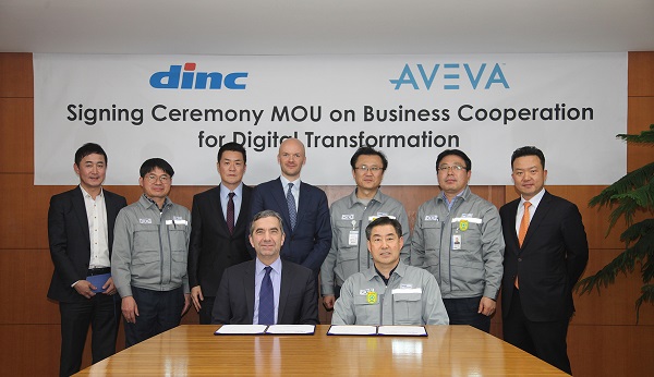 ▲ 서흥원 DSME정보시스템 대표(앞줄 오른쪽)와 스틴 롬홀트 톰슨 아비바 글로벌 영업총괄(앞줄 왼쪽) 등이 디지털 전환 관련 업무협약 체결 후 기념사진을 찍고 있다. ⓒ대우조선해양