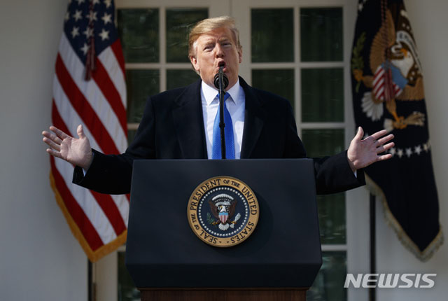 ▲ 도널드 트럼프 미국 대통령이 15일(현지시간) 백악관에서 국경장벽 건설을 위한 국가비상사태를 선포하고 있다. ⓒ뉴시스 AP. 무단전재 및 재배포 금지.