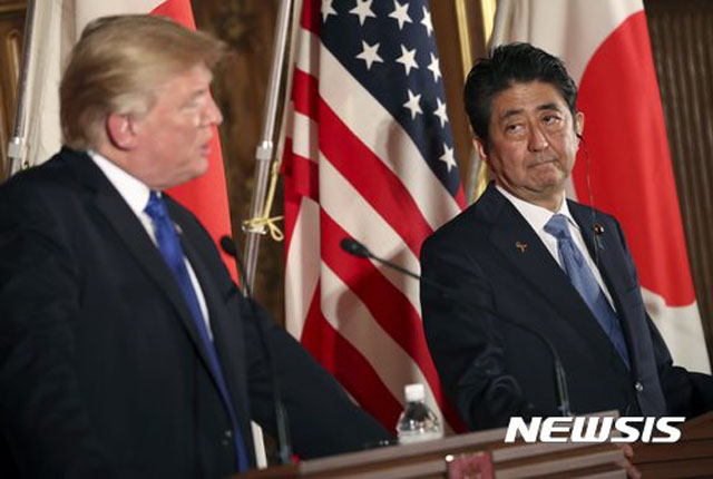 2017년 11월 미일 정상회담에서 트럼프 대통령을 바라보는 아베 일본 총리. ⓒ뉴시스 AP. 무단전재 및 재배포 금지.