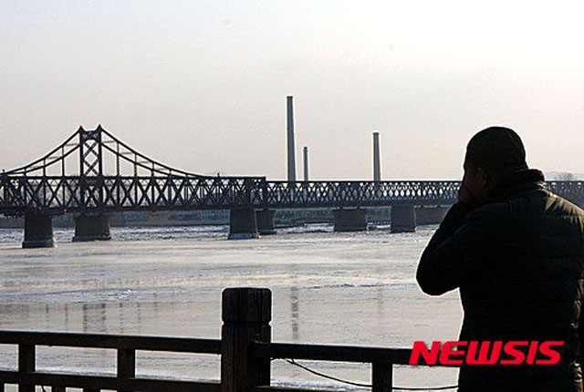 ▲ 중국 쪽에서 바라본 북한 국경. 과거 겨울철이 되면 얼어붙은 압록강을 넘어 탈북하는 사람들이 적지 않았다. ⓒ뉴시스. 무단전재 및 재배포 금지.