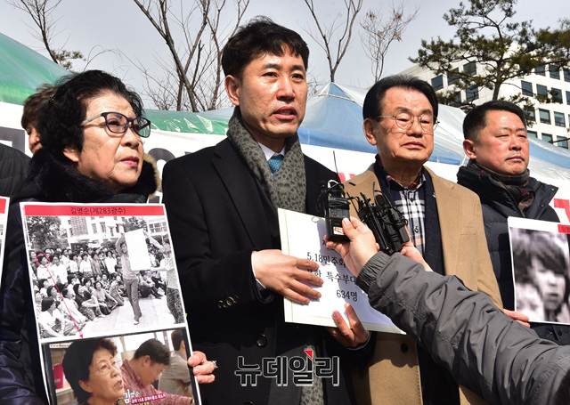 ▲ 하태경 바른미래당 의원이 18일 서울 여의도 국회 앞 5·18 단체 농성장에서 기자회견을 열고 보수논객 지만원 씨의 주장을 반박하고 있다. ⓒ이종현 기자