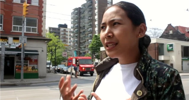 ▲ 캐나다 토론토에 있는 '리틀 티벳' 지역을 안내하는 체미 하모. ⓒ유튜브 영상 캡쳐.