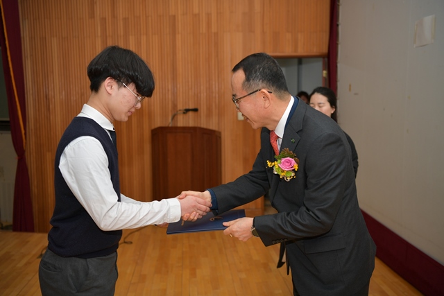 ▲ 월성원전 노경기 본부장이 지난 15일 감포중·고등학교 졸업식에 참석해 졸업생에게 장학금과 장학증서를 전달하고 있다.ⓒ월성원전