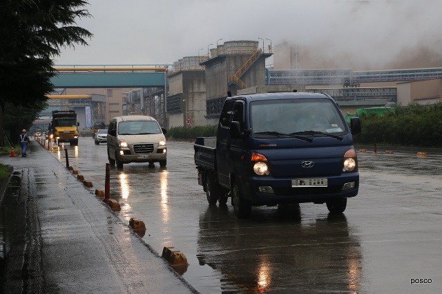 ▲ 포항제철소 임직원들이 차량2부제 운행에 동참하고 있는 모습.ⓒ포스코