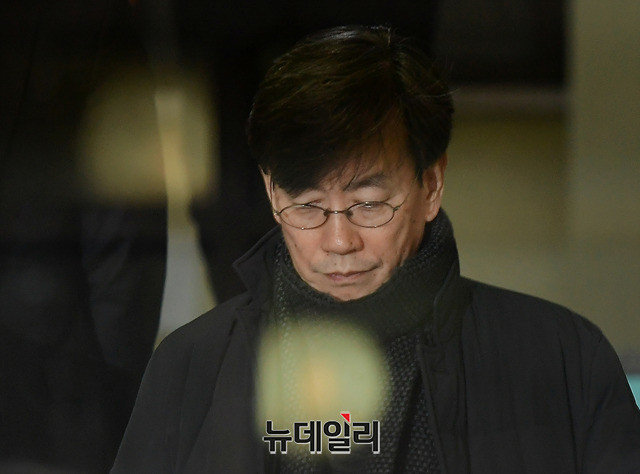▲ 손석희 JTBC 대표이사가 17일 마포경찰서에서 폭행·배임 등의 혐의로 조사받은 후 귀가하고 있다.ⓒ정상윤 기자