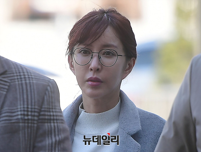 ▲ 걸그룹 S.E.S. 출신 가수 겸 배우 슈가 국외 상습 도박 혐의로 기소돼 법정에 출두하고 있다. ⓒ정상윤 기자