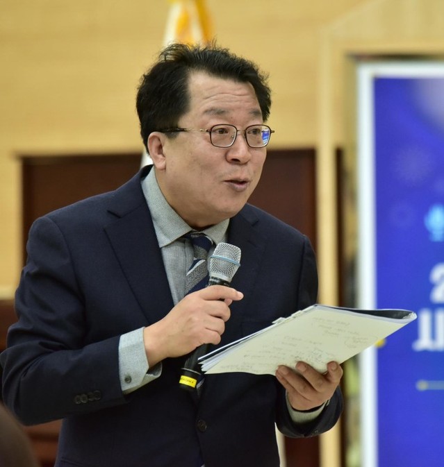 ▲ 이상천 시장이 시정공감콘서트 에서 새해 사업에 대해 설명하고 있다.ⓒ제천시